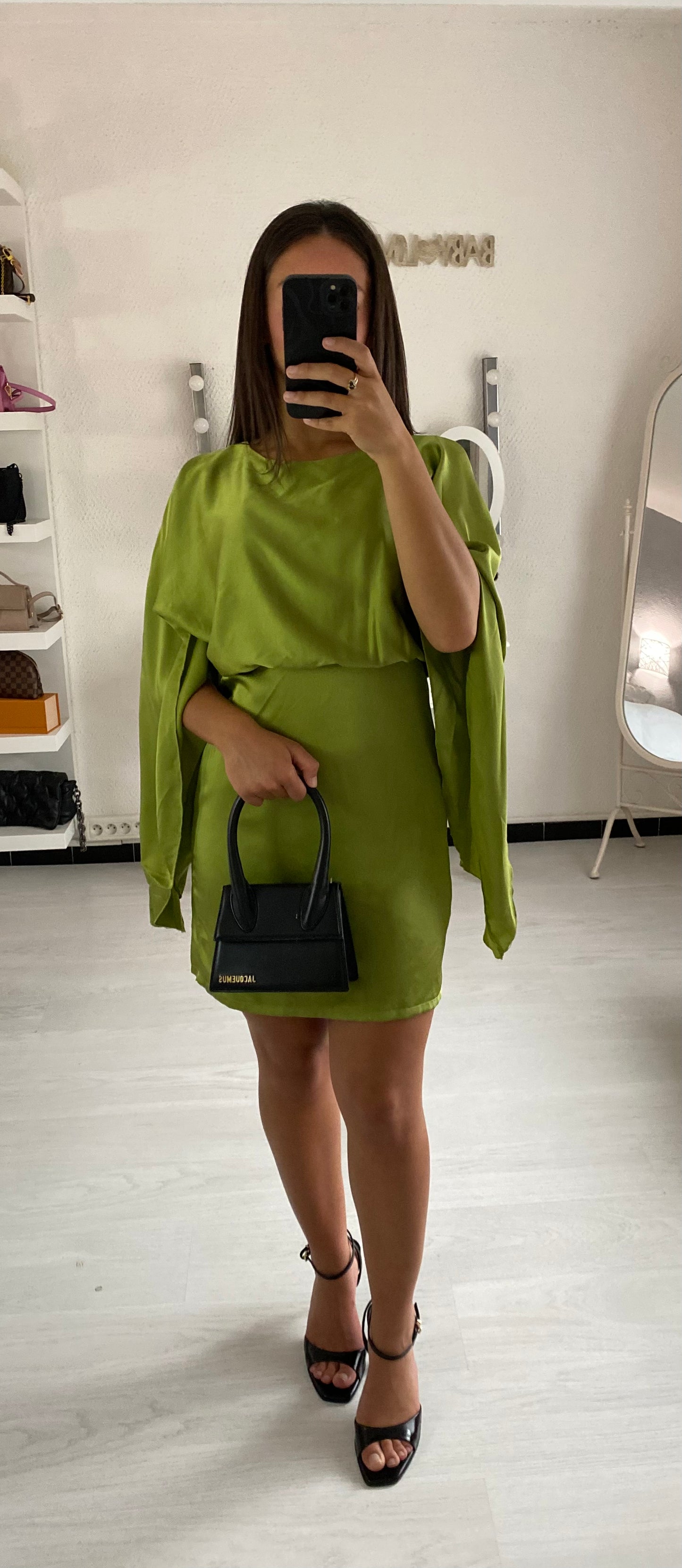 Robe verte en satin